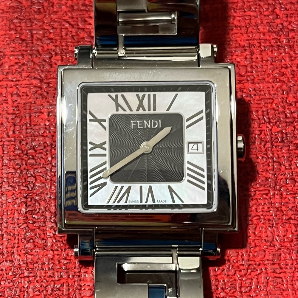 🔥FREE🔥
FENDI QUADRO WOMEN NIB AUTHENTIC LOGO SQUARE M.O.P. STAINLESS STEEL WATCH